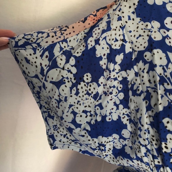 Cabi short sleeve blue and salmon floral top drawstring tie waist v-neck size S - Picture 5 of 11